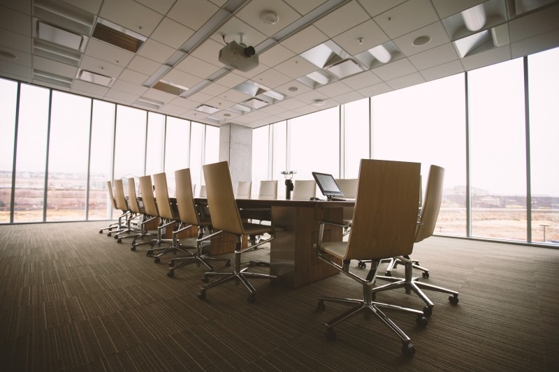 4 charts showing how few bank boardrooms include technology professionals